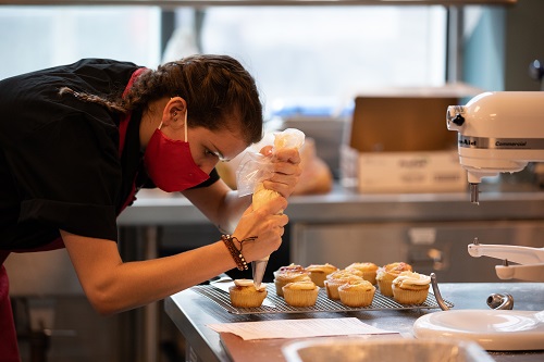 Student in a pastry class.